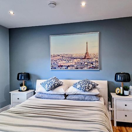 Master Bedroom With Ensuite Лукан Екстер'єр фото